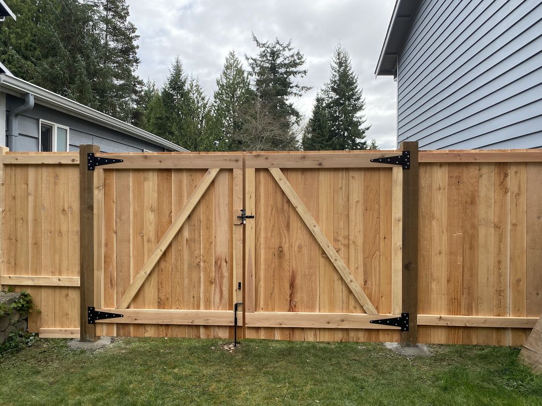 Cedar double drive gate with black strap hinges